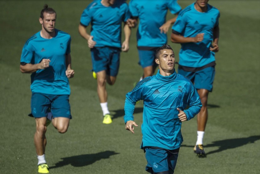 Striker Real Madrid, Cristiano Ronaldo (kanan) berlatih bersama tim Valdebebas, Selasa (12/9). Madrid akan melawan APOEL pada babak penyisihan Liga Champions, Kamis (14/9) dini hari WIB.
