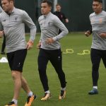 Gelandang Liverpool, Philippe Coutinho (tengah) berlatih bersama tim Melwood, Selasa (12/9). Pada dini hari nanti, Liverpool akan menjamu Sevilla pada babak penyisihan grup Liga Champions.