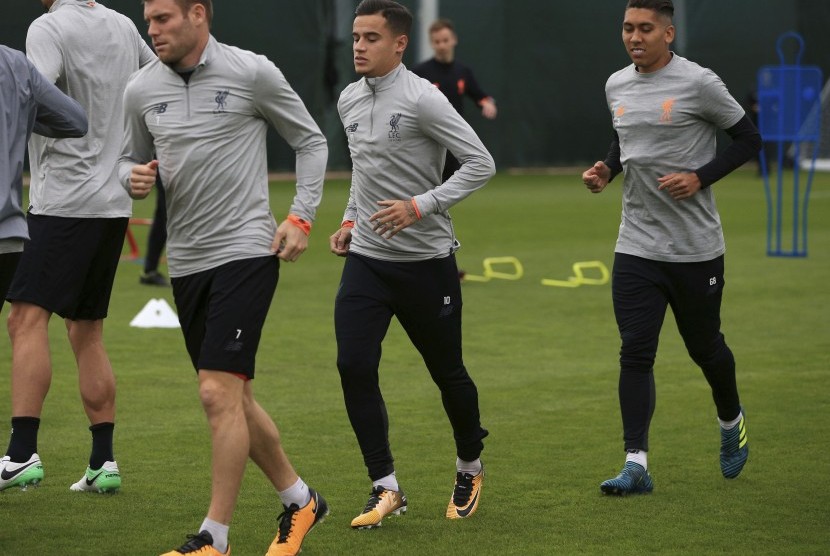 Gelandang Liverpool, Philippe Coutinho (tengah) berlatih bersama tim Melwood, Selasa (12/9). Pada dini hari nanti, Liverpool akan menjamu Sevilla pada babak penyisihan grup Liga Champions.