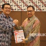 Kota Cirebon kembali meraih predikat Wajar Tanpa Pengecualian (WTP) terhadap Laporan Keuangan Pemerintah Daerah tahun anggaran 2017. Penyerahan predikat WTP itu dilakukan oleh Kepala BPK Perwakilan Provinsi Jawa Barat, Arman Syifa (kiri), kepada Pj Wali Kota Cirebon, Dedi Taufik (kanan), di Bandung,  Rabu (30/5).