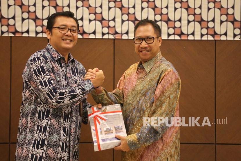 Kota Cirebon kembali meraih predikat Wajar Tanpa Pengecualian (WTP) terhadap Laporan Keuangan Pemerintah Daerah tahun anggaran 2017. Penyerahan predikat WTP itu dilakukan oleh Kepala BPK Perwakilan Provinsi Jawa Barat, Arman Syifa (kiri), kepada Pj Wali Kota Cirebon, Dedi Taufik (kanan), di Bandung,  Rabu (30/5).