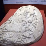 altar Suku Maya berusia 1500 tahun ditemukan di sebuah situs arkeologi La Corona, di kawasan hutan yang dekat dengan perbatasan dengan Meksiko dan Belize. Altar ini dipahat dari batu kapur dan memiliki berat sekitar satu ton.