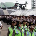 Pihak kepolisian melakukan aksi pengamanan unjuk rasa (ilustrasi)