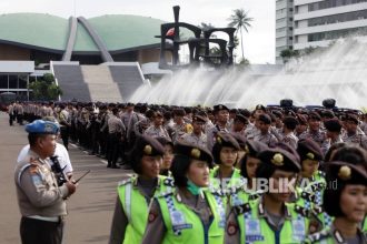 Pihak kepolisian melakukan aksi pengamanan unjuk rasa (ilustrasi)
