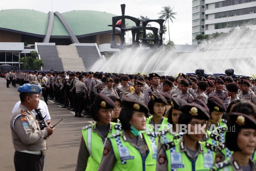 Pihak kepolisian melakukan aksi pengamanan unjuk rasa (ilustrasi)