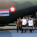 Presiden Joko Widodo (tengah) didampingi Menko PMK Puan Maharani (kiri), Menlu Retno Marsudi, dan Panglima TNI Gatot Nurmantyo melihat persiapan pengiriman bantuan kemanusiaan untuk pengungsi Rohingya di Pangkalan TNI AU, Bandara Halim Perdanakusumah, Jakarta, Rabu (13/9).
