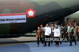 Presiden Joko Widodo (tengah) didampingi Menko PMK Puan Maharani (kiri), Menlu Retno Marsudi, dan Panglima TNI Gatot Nurmantyo melihat persiapan pengiriman bantuan kemanusiaan untuk pengungsi Rohingya di Pangkalan TNI AU, Bandara Halim Perdanakusumah, Jakarta, Rabu (13/9).
