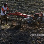 Petani membajak sawahnya yang mengalami kekeringan di Persawahan Samata Gowa, Sulawesi Selatan, Selasa (12/9).