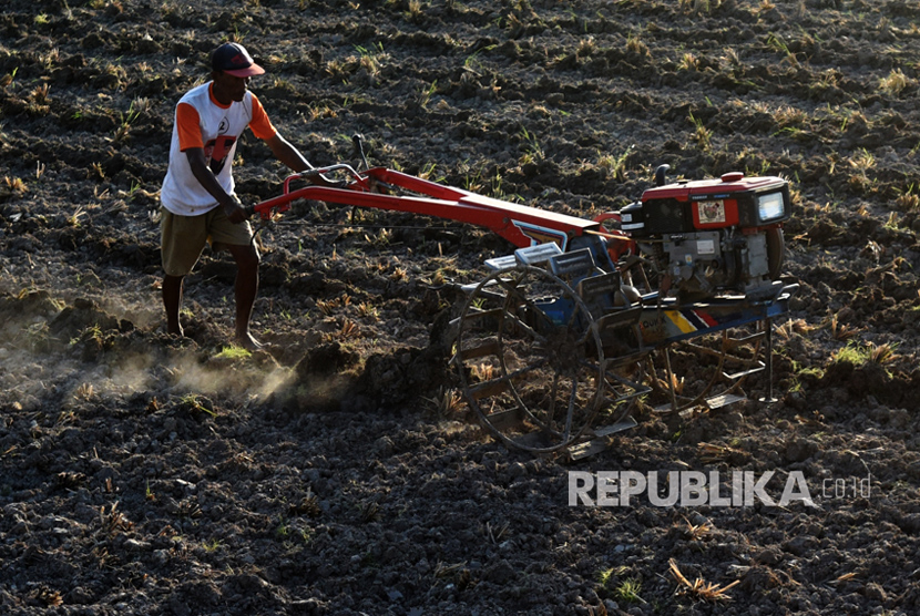 Petani membajak sawahnya yang mengalami kekeringan di Persawahan Samata Gowa, Sulawesi Selatan, Selasa (12/9).