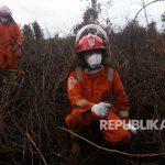 Tim Cegah Api Greenpeace melakukan pegecekan lokasi titik asap di kawasan lahan gambut warga di sungai Besar, Ketapang, Kalbar, Ahad (17/9).