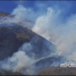 Asap mengepul dari kebakaran hutan gunung Sindoro difoto dari Desa Sigedang, Kejajar, Wonosobo, Tengah, Sabtu (8/9). Kebakaran sejak Jumat (7/9) siang tersebut terjadi di lahan hutan dan ilalang yang  berada pada petak 7B area Perhutani KPH Kedu Utara.
