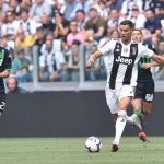 Pemain Juventus Cristiano Ronaldo membawa bola di pertandingan Serie A dalam pertandingan menghadapi US Sassuolo di Allianz Stadium Turin, Italia, Ahad (16/9).