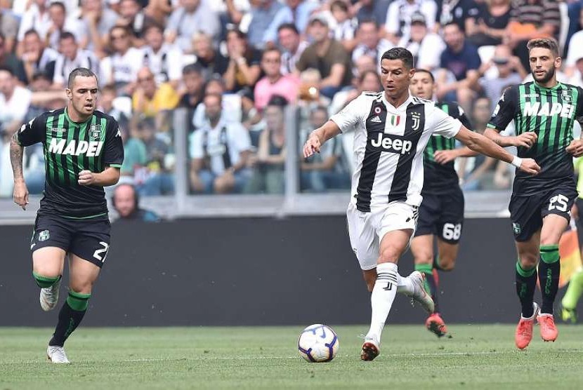 Pemain Juventus Cristiano Ronaldo membawa bola di pertandingan Serie A dalam pertandingan menghadapi US Sassuolo di Allianz Stadium Turin, Italia, Ahad (16/9).