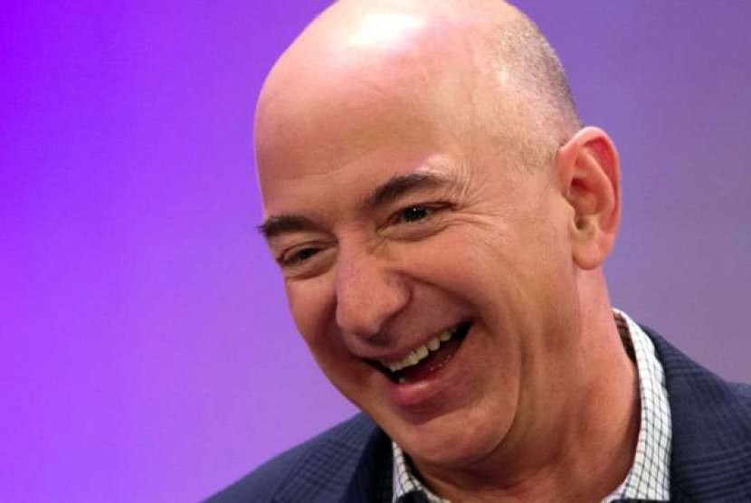 Bos Amazon, Jeff Bezos adalah orang terkaya di dunia saat ini menurut Majalah Forbes.