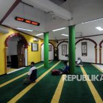 Umat Islam saat beribadah di Masjid Lautze, Sawah Besar, Jakarta (ilustrasi)