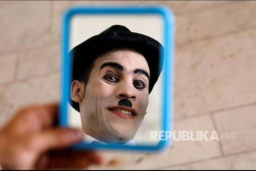 'Charlie Chaplin Afghanistan', Melucu di Daerah Konflik