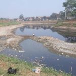Musim kemarau, warna air Sungai Citarum di Kampung Jambatan, Desa Margahayu, Kecamatan Margahayu, Kabupaten Bandung hitam pekat. (ilustrasi)