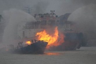 Kapal terbakar/Ilustrasi