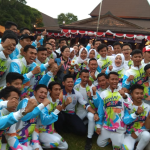 Coordinating Minister for Human Development and Culture Puan Maharani and INAPGOC Chairman Raja Sapta Oktohari pose with Asian Para Games 2018 volunteer.