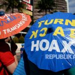 Masyarakat dan pengiat media sosial saat mengelar kegiatan sosialisasi sekaligus deklarasi masyarakat anti hoax di Jakarta,Ahad (8/1).