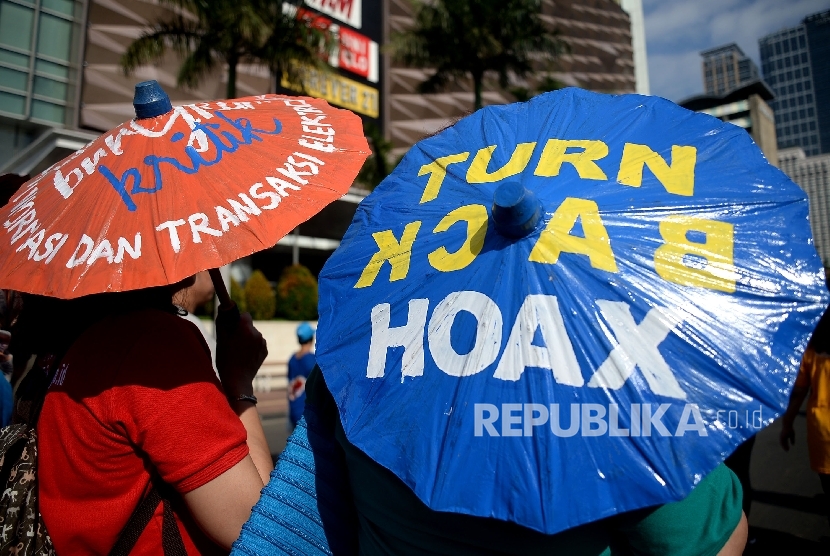 Masyarakat dan pengiat media sosial saat mengelar kegiatan sosialisasi sekaligus deklarasi masyarakat anti hoax di Jakarta,Ahad (8/1).
