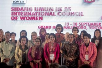Presiden RI Joko Widodo (kedua kanan) berfoto bersama Menteri Pemberdayaan Perempuan dan Perlindungan Anak (PPPA) Yohana Yembise (ketiga kiri), Presiden International Council of Women Kim Jung Sook (kanan) dan Ketua Umum Kowani Giwo Rubianto (ketiga kanan) saat pembukaan Sidang Umum International Council of Women dan Temu Nasional 1.000 Organisasi Perempuan Indonesia di Pendopo Balkondes, Hotel Grand Inna Malioboro, Yogyakarta, Jumat (14/9).