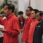 Presiden Joko Widodo (kiri) didampingi Wakil Presiden Jusuf Kalla (kanan), Sekretaris Kabinet Pramono Anung (kedua kanan), Ketua Inasgoc Erick Thohir (ketiga kanan) dan CdM Indonesia untuk Asian Games 2018 Komjen Syafruddin (keempat kanan) memberikan sambutaan saat pemberian bonus kepada atlet peraih medali di Istana Negara, Jakarta, Minggu (2/9).