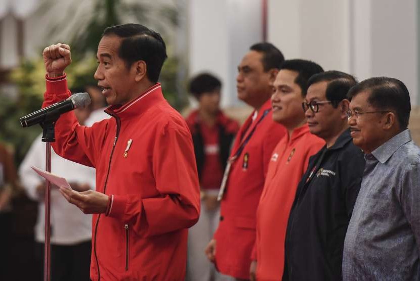 Presiden Joko Widodo (kiri) didampingi Wakil Presiden Jusuf Kalla (kanan), Sekretaris Kabinet Pramono Anung (kedua kanan), Ketua Inasgoc Erick Thohir (ketiga kanan) dan CdM Indonesia untuk Asian Games 2018 Komjen Syafruddin (keempat kanan) memberikan sambutaan saat pemberian bonus kepada atlet peraih medali di Istana Negara, Jakarta, Minggu (2/9).