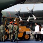 Presiden Joko Widodo didampingi Menlu Retno Marsudi melihat persiapan pengiriman bantuan kemanusiaan untuk pengungsi Rohingya di Pangkalan TNI AU, Bandara Halim Perdanakusumah, Jakarta, Rabu (13/9).
