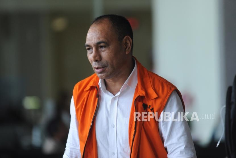 Bupati Ngada, NTT, nonaktif Marianus Sae keluar usai menjalani pemeriksaan di gedung KPK, Jakarta,Selasa (20/3).