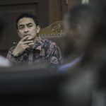 Terdakwa kasus suap dan gratifikasi terkait proyek-proyek di Dinas Pekerjaan Umum dan Perumahan Rakyat (PUPR) Provinsi Jambi Zumi Zola mengikuti sidang lanjutan di Pengadilan Tindak Pidana Korupsi Jakarta, Kamis (6/9).