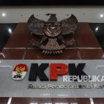 Logo KPK serta lambang Burung Garuda di ruang tunggu Gedung KPK, Jakarta.