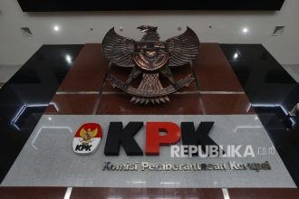 Logo KPK serta lambang Burung Garuda di ruang tunggu Gedung KPK, Jakarta.