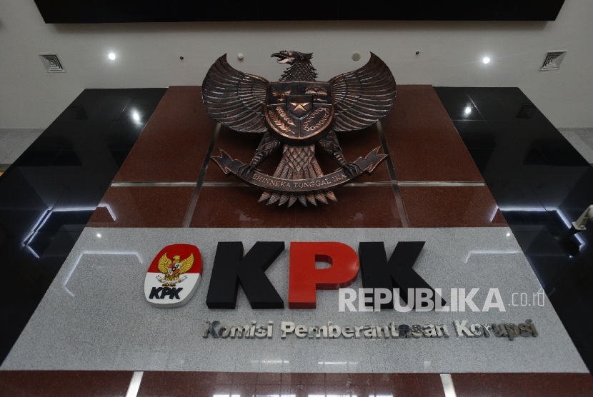 Logo KPK serta lambang Burung Garuda di ruang tunggu Gedung KPK, Jakarta.