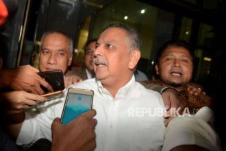 Direktur Utama PT PLN Sofyan Basir usai menjalani pemeriksaan di Gedung KPK, Jakarta, Selasa (7/8).