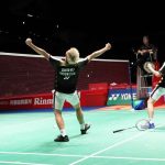 Ganda putra Indonesia Kevin Sanjaya Sukamuljo (kanan) dan Marcus Fernaldi Gideon (kiri) mengkspresikan emosinya saat pertandingan babak final Japan Open 2018 melawan pasangan Cina Li Junhui/Liu Yuchen di Tokyo, Jepang, Minggu (16/9).