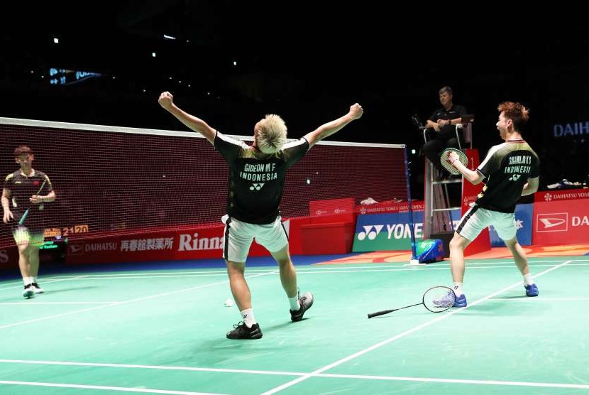 Ganda putra Indonesia Kevin Sanjaya Sukamuljo (kanan) dan Marcus Fernaldi Gideon (kiri) mengkspresikan emosinya saat pertandingan babak final Japan Open 2018 melawan pasangan Cina Li Junhui/Liu Yuchen di Tokyo, Jepang, Minggu (16/9).