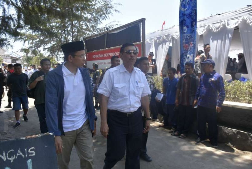 Menteri Koordinator bidang Kemaritiman Luhut Binsar Panjaitan, Menteri Pariwisata Arief Yahya, Gubernur NTB Muhammad Zainul Majdi atau Tuan Guru Bajang (TGB) meninjau dan menggelar rapat koordinasi pemulihan pariwisata pascabencana di Gili Trawangan, Lombok Utara, NTB, Ahad (16/9).