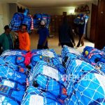 Sejumlah porter membawa koper jamaah haji.