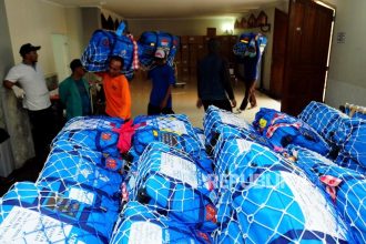 Sejumlah porter membawa koper jamaah haji.