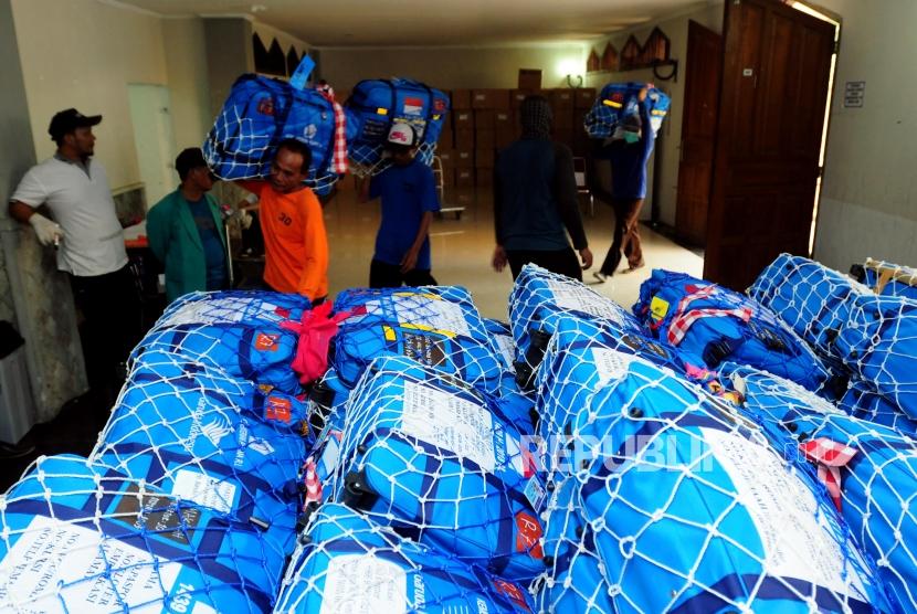 Sejumlah porter membawa koper jamaah haji.