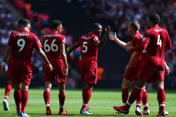 Pemain Liverpool merayakan gol Georginio Wijnaldum (tengah) ke gawang Tottenham Hotspur pada laga Liga Primer Inggris di Stadion Wembley, Sabtu (15/9).