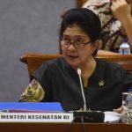 Menteri Kesehatan Nila F Moeloek menyampaikan pendapatnya dalam rapat kerja dengan Komisi IX DPR di Kompleks Parlemen, Senayan, Jakarta, Senin (4/9).