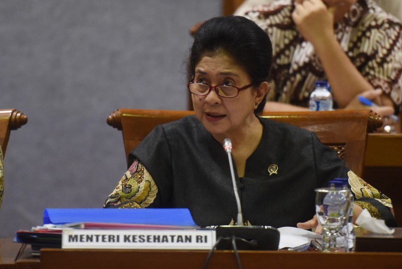 Menteri Kesehatan Nila F Moeloek menyampaikan pendapatnya dalam rapat kerja dengan Komisi IX DPR di Kompleks Parlemen, Senayan, Jakarta, Senin (4/9).