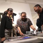 Menteri Koperasi dan UKM Puspayoga (tengah) menyaksikan karya terbaik dalam pameran Pewarta Foto Indonesia 2017 seusai malam penganugerahan Pewarta Foto Indonesia 2017 di Museum Galeria Fatahillah, Jakarta, Jumat (21/4).
