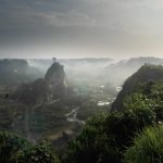 Pengunjung menikmati panorama Bukit Terkurung, di kawasan Ngarai Sianok, Kab.Agam, Sumatera Barat.