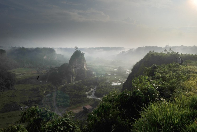 Pengunjung menikmati panorama Bukit Terkurung, di kawasan Ngarai Sianok, Kab.Agam, Sumatera Barat.
