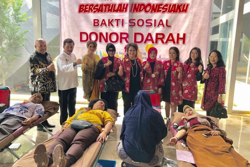 Persaudaraan Istri Anggota (PIA) DPR RI merayakan peringatan HUT ke-73 DPR dengan menyelenggarakan bakti sosial donor darah serta mengunjungi pengungsi korban gempa di Lombok.
