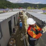 Petugas PLN memasang jaringan listrik di bangunan rumah transisi korban gempa bumi di Desa Kekait, Kecamatan Gunungsari, Lombok Barat, NTB, Jumat (14/9).