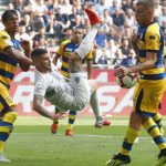 Striker Inter Milan, Mauro Icardi (tengah) di antara kawalan dua bek Parma pada laga Serie A di San Siro, Sabtu (15/9).